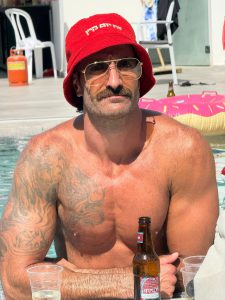 סמואל פלקון הוא מלווה תהליכי עומק הפועל בצומת שבין גוף, עומס והכרה. הוא מלמד אנשים לפגוש מצבי לחץ בצורה מדויקת, מבלי לברוח או להילחם. הגישה שלו מבוססת על תרגול מעשי ולא על תיאוריה. עבורו, יציבות פנימית נבנית דרך חוויה ולא דרך רעיונות.